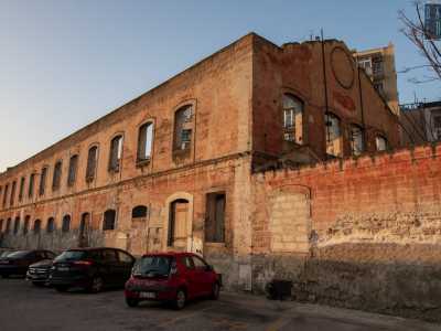 ...rosso monumento all�archeologia industriale che pare quasi una cattedrale romanica, con tanto di rosone, facciata a capanna e finestre monofore